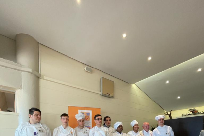 Imatge dels participants al concurs de cuina de la galera de Cambrils.