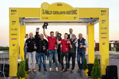 Giralt i García recollint el premi de guanyadors de la regularitat del 7è Rally Catalunya Històric.