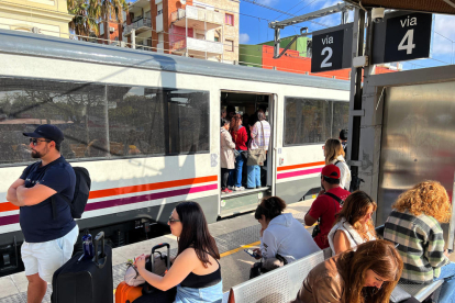 Pasajeros esperando en la estación de Castelldefels de la R2 de Rodalies este martes.