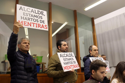 El presidente del Comité de Empresa, Àngel Martín, levantó una de las pancartas durante la sesión plenaria de este viernes.