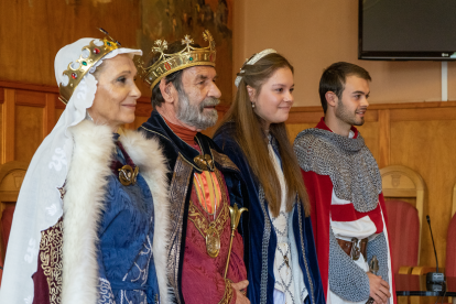 Protagonistes de la Setmana Medieval de Montblanc encapçalats per Sant Jordi i la princesa.