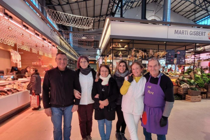 Algunos de los paradistas del Mercado Central y del Mercado del Carrilet que han colaborado en la campaña solidaria del Banc dels Aliments.
