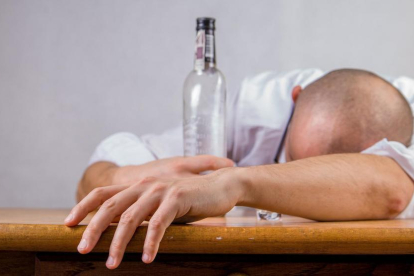 El consum d'alcohol comporta riscos per a la salut a curt i a llarg termini.
