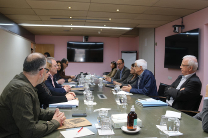 El conseller de Salut, Manel Balcells, i diversos representants del departament reunits amb Metges de Catalunya.