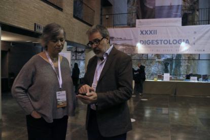Uno de los impulsores de la app CAPatyVa, el doctor Xavier Bessa, muestra la app a la doctora Àngels Escorsell durante el 32 Congreso de Digestología, celebrado en Tarragona.