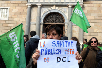 Una mujer protesta frente al Palau de la Generalitat.