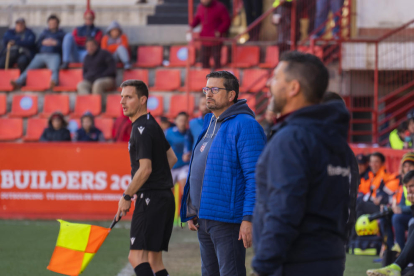 A l'esquerra, Dani Vidal suplint l'amonestació d'Agné contra l'Amorebieta i, a la dreta, Iñaki Alonso en el partit d'ahir contra l'Eldense.