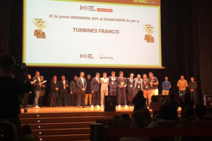 El equipo 'Turbines Francis' de la Escuela Elisabeth de Salou recogiendo el galardón.