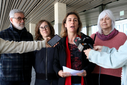 La diputada de la CUP-NCG Laia Estrada atén als mitjans al costat dels parlamentaris Carles Riera, Eulàlia Reguant i Dolors Sabater.