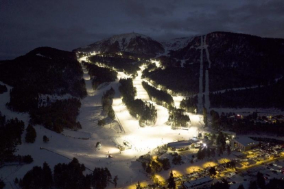 A Masella es pot gaudir de l'Esquí Nocturn gràcies a una xarxa de llum que il·lumina 13 pistes de l'estació.