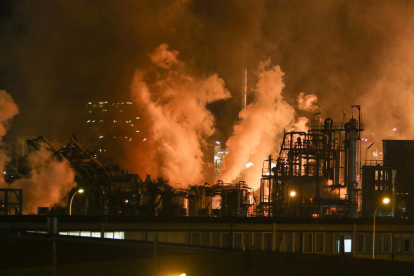 Imatge de la planta d'IQOXE hores després de l'explosió.