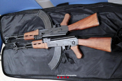 Els dos fusells kalàixnikov inutilitzats que els Mossos d'Esquadra han trobat al maleter del cotxe a Garrigàs.