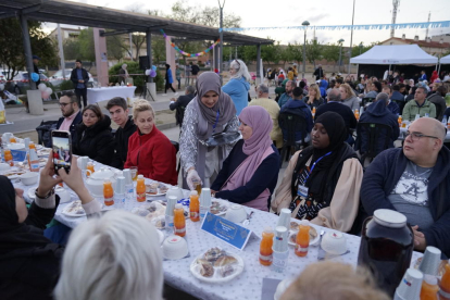 El sopar popular va tenir lloc a la plaça Major de Campclar.