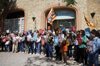 Un moment de la protesta davant les portes del Consell Comarcarl del Baix Camp.