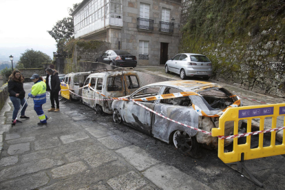 Los vehículos calcinados por una mujer de 51 años en la localidad de Tui, en Pontevedra.