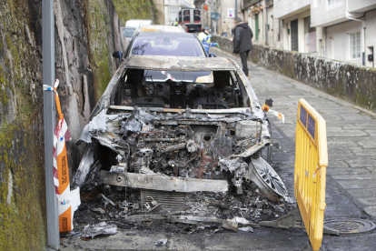 Los vehículos calcinados por una mujer de 51 años en la localidad de Tui, en Pontevedra.