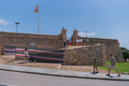 Durante los últimos días ya se han colocado vallas para cerrar el perímetro del Forti de Sant Jordi.