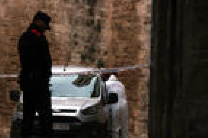 Agents dels Mossos d'Esquadra investigant la mort d'una persona carrer de l'Església de Valls.