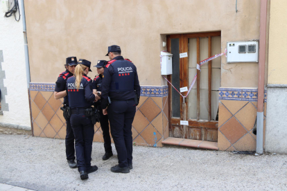 Dues parelles de Mossos davant de la casa del presumpte assassí.