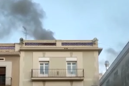 Incendi a la plaça del Mercadal de Reus.