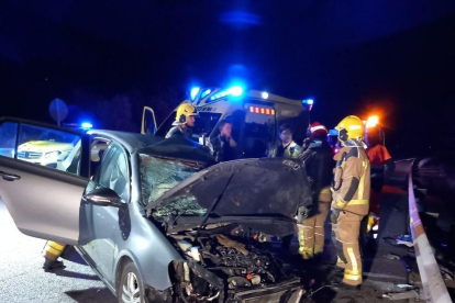 Imagen del turismo que sufrió el accidente contra un camión en la N-340 en la Riera de Gaià.