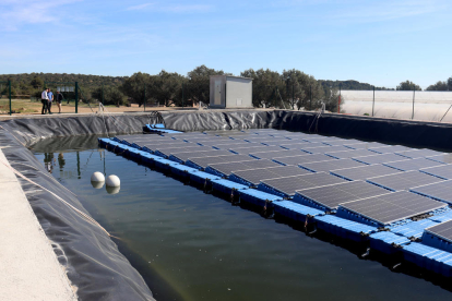 La planta fotovoltaica flotante instalada en un embalse de la empresa Atens en la Riera de Gaià.