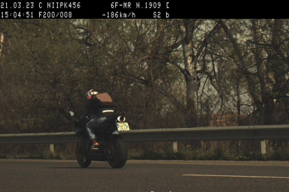 La motocicleta que circulaba a 186 km/h por la N-II a su paso por Lleida.