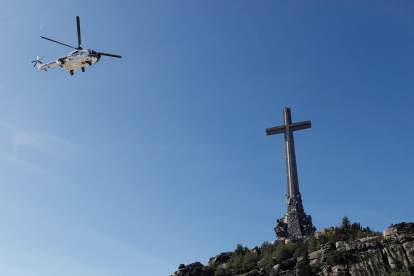 L'helicòpter sobrevola el Valle de los Caídos cap al cementiri de Mingorrubio el 24 d'octubre del 2019.
