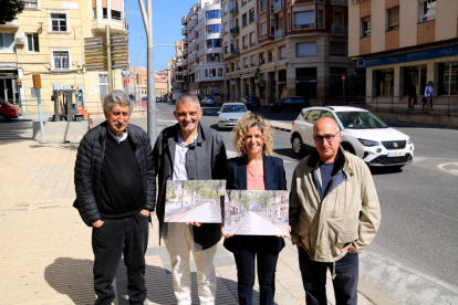 Rafael de Cáceres y Sebastià Jornet, con la alcaldesa de Tortosa y el responsable de urbanismo del ayuntamiento, con imágenes virtuales de la reforma ganadora.