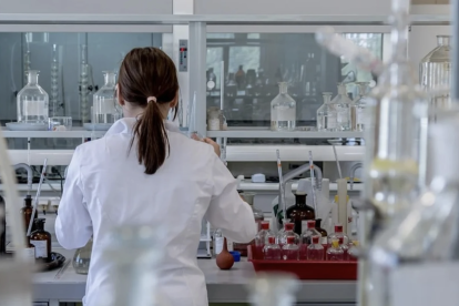 Una mujer investiga en un laboratorio.