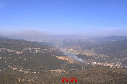 Imatge de la columna de fum de l'incendi de Vilaverd.