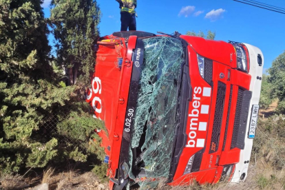 Por causas que se desconocen el camión de Bomberos volcó en una pista forestal tras realizar un servicio en Mont-roig.