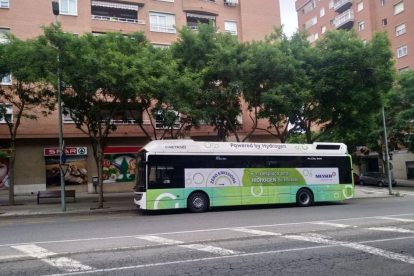 Imatge d'arxiu d'un autobús impulsat per pila d'hidrogen realitzant un assaig de circulació pels carrers de Tarragona.