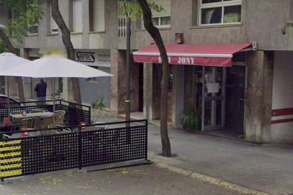 Exterior del Bar Jony de Tarragona, on ha agredit a la seva propietària per endur-se el seu mòbil.