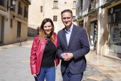 Josep Baiges con Sandra Guaita, cabeza de la lista del PSC Reus 2023.