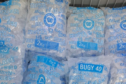 Els establiments temen que enguany es tornin a quedar sense bosses de gel als supermercats.