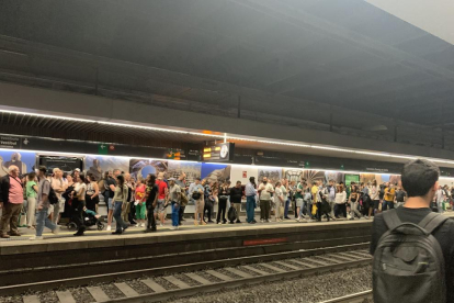 Los andenes de la estación de Passeig de Gràcia no paraban de acumular gente esperando su tren, como el caso de Juan Carlos Martínez.