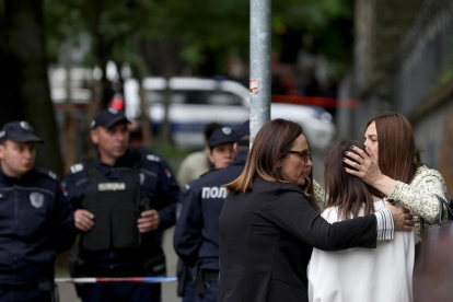 Unes professores consolen els estudiants a prop de l'escola primària Vladislav Ribnikar a Belgrad, Sèrbia.