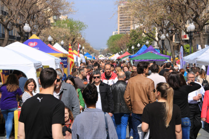 L'ambient a la Rambla nova durant la Diada de Sant Jordi.