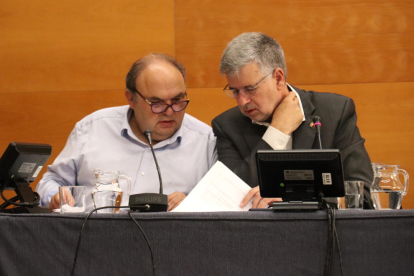 El alcalde Pau Ricomà, y el concejal Jordi Fortuny durante el último plenario antes de las elecciones municipales.