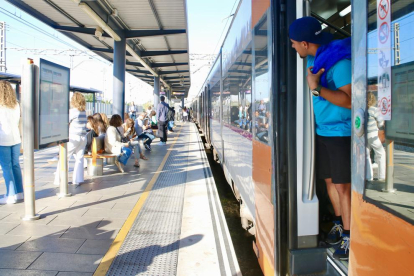 Un usuario se asoma en un tren de Rodalies parado en la estación de Gavà.