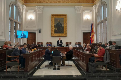 Imagen del pleno del Ayuntamiento de Reus de aprobar la nombración de Josep Murgades como hijo ilustre de la ciudad.