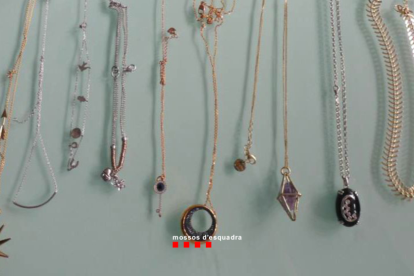 Imagen de algunas de las joyas sustraídas en Tarragona después de hacerse pasar por revisoras de gas.