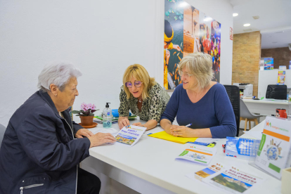 Agents de Viatges Mestres atenent una clienta una tarda d'aquesta setmana.