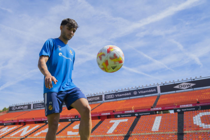 L'extrem Marc Álvarez sobre la gespa del Nou Estadi Costa Daurada, ahir.