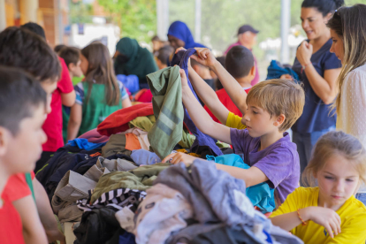 Infants i famílies, mirant quina roba comprar-se.