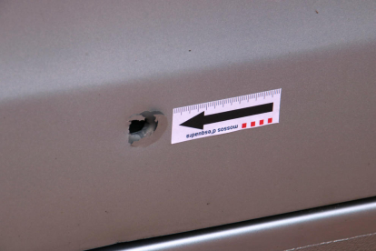 Una de les bales que va impactar en un dels cotxes aparcats en la zona on es va produir el tiroteig a Salou.