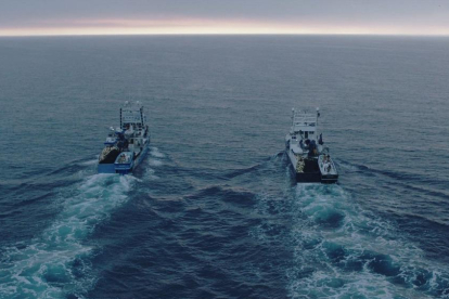 Dos barcos de la empresa Balfegó durante la campaña de captura de atún.