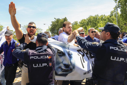 Unes 200 persones han entonat el 'cara al sol' i han fet gestos feixistes durant l'exhumació de Primo de Rivera.