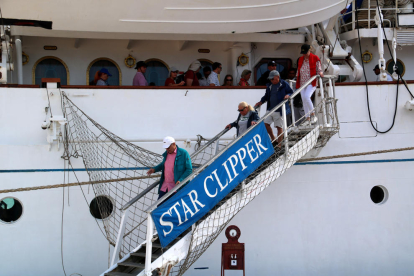 Velero Star Clipper con cien cruceristas que ha atracado en el puerto de la Ràpita.